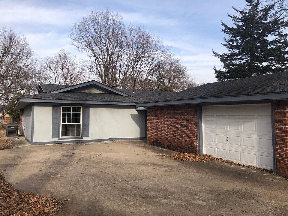 Front of duplex, plenty of parking, 1 car garage