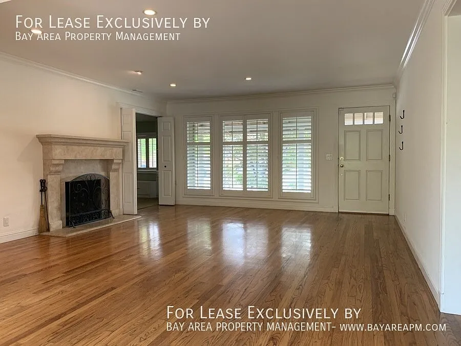 3BR+bonus room/3BA Beautifully Updated Home w/ Hardwood Floors, Private Yard — Photo 2