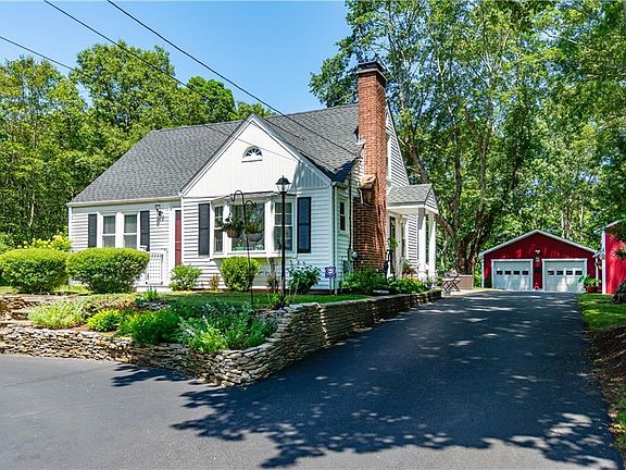 3rd image of 315 Crompton Rd