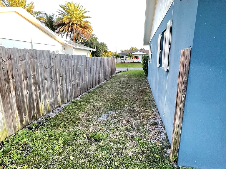 Side yard (not fenced in)
