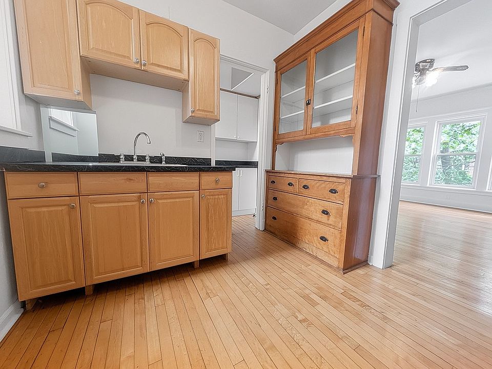 1st image of 1302 W Rosemont Ave Unit 2