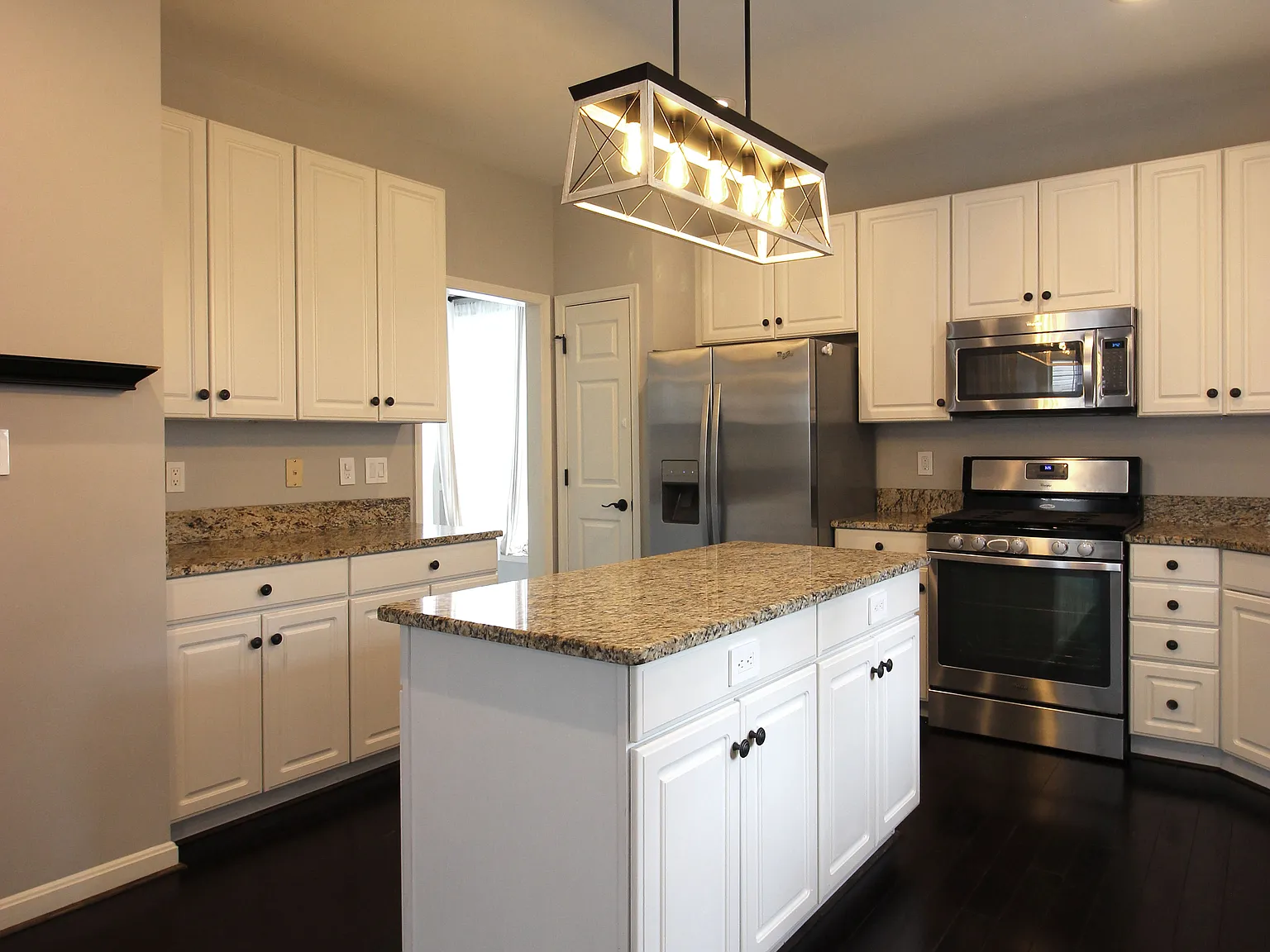 4 bed, 3.5 bath, 3428 sqft, $4,200 — Photo 3
