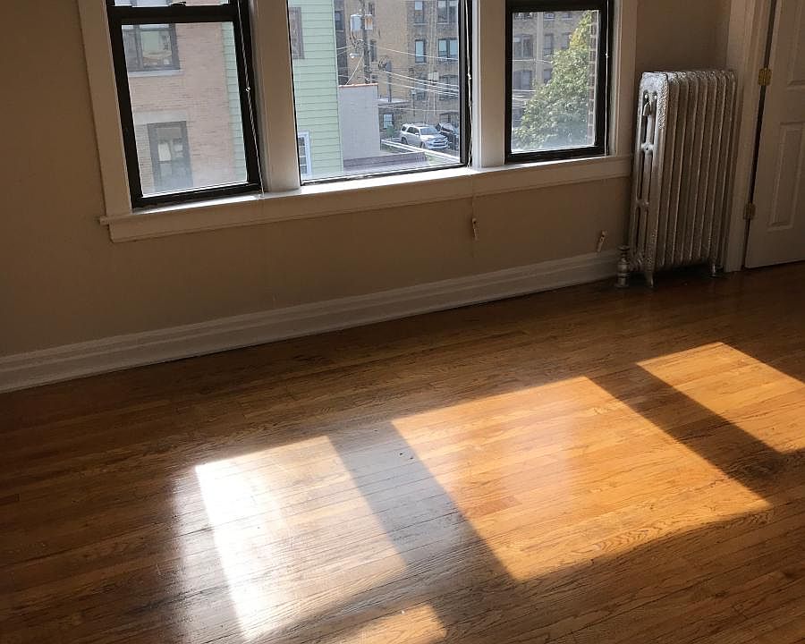 1st image of 3400 N Ashland Ave APT 3R