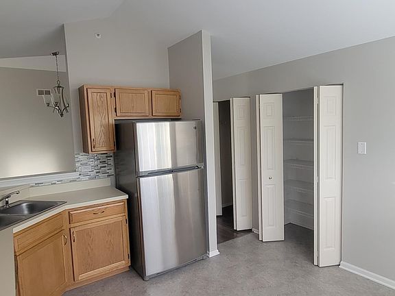 5th image of 433 Cromwell Cir Unit 2