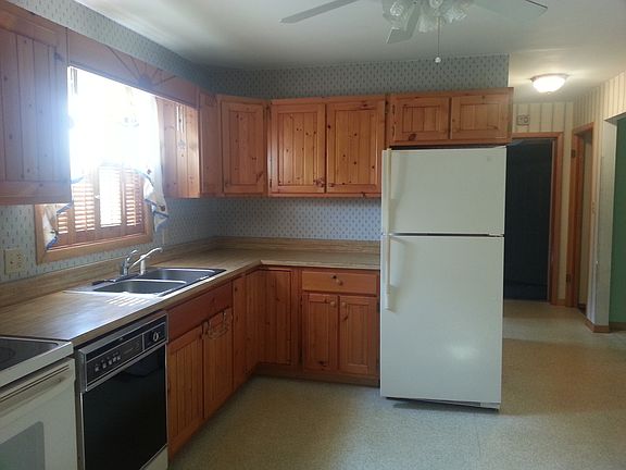 3rd image of 32 Skyline Dr