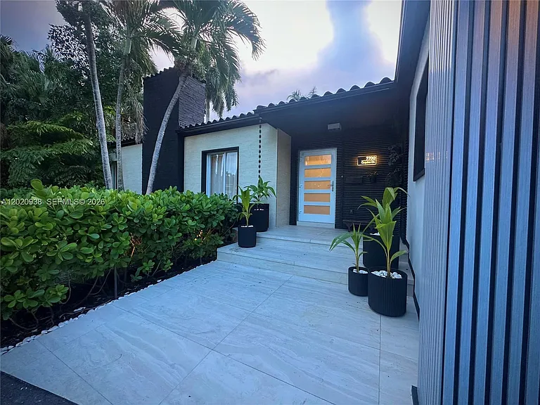 7700 Coquina Dr — Photo 2