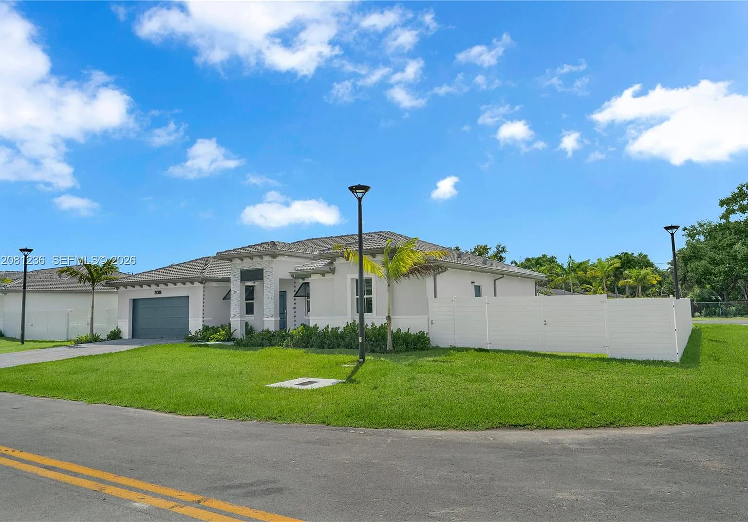 4 bed, 3.0 bath, 2412 sqft, $4,300 — Photo 3