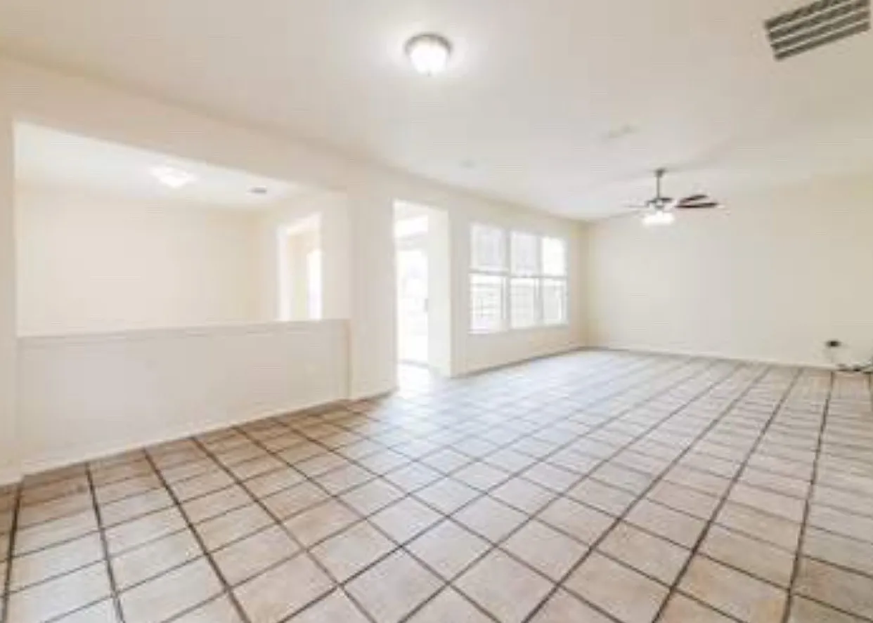 3 bed, 2.5 bath, 3871 sqft, $1,500 — Photo 2
