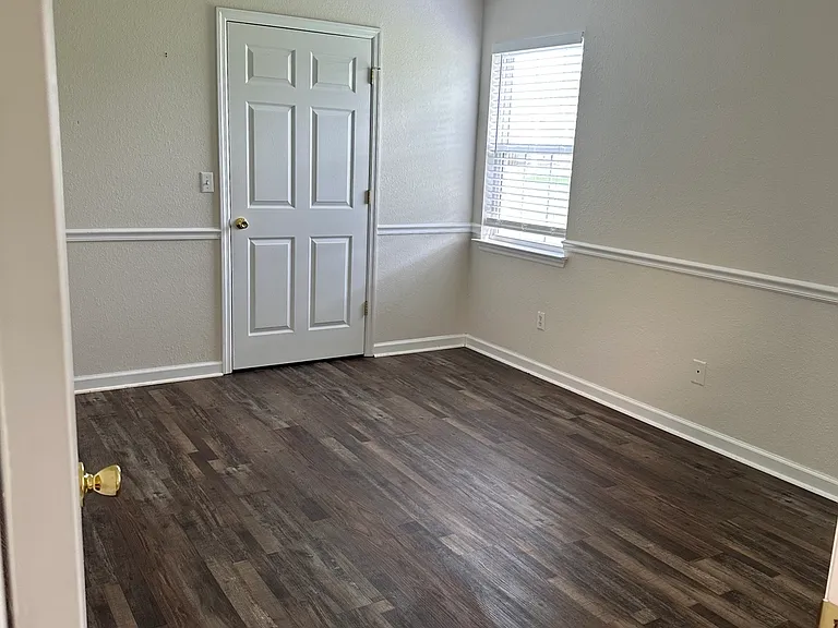 304 Flagstone Dr — Photo 3