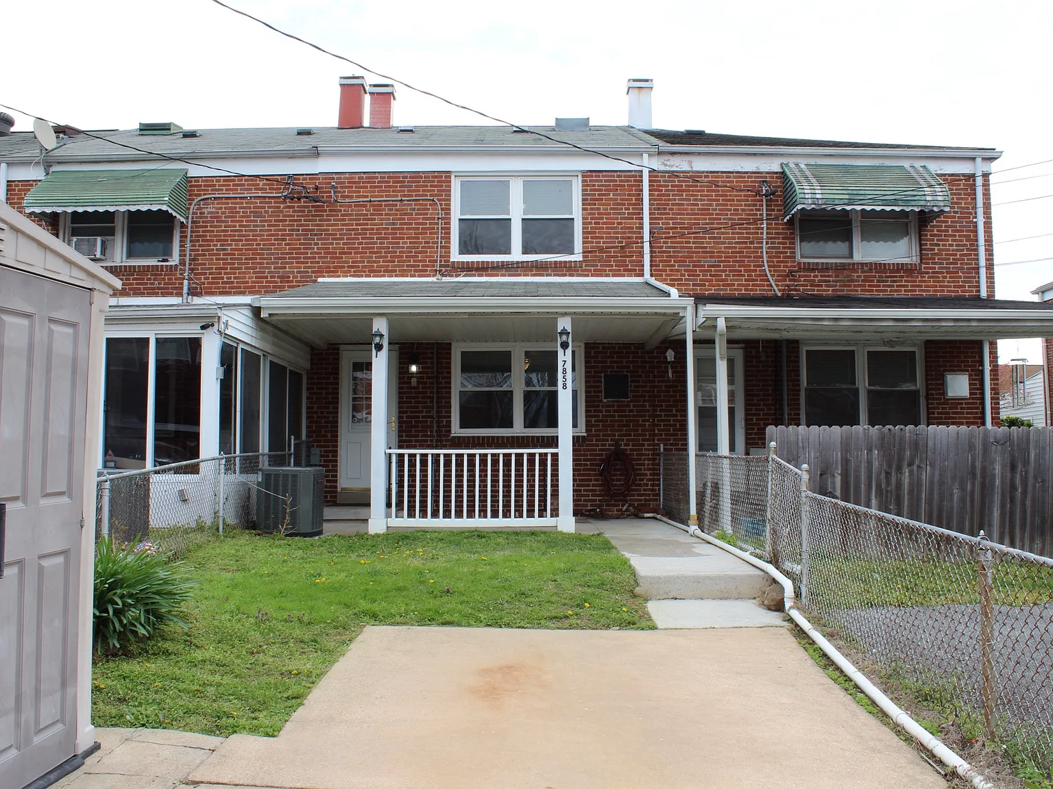3 bed, 1.5 bath, 1024 sqft, $2,050 — Photo 2