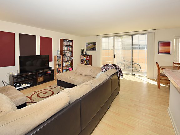 5th image of 18640 Collins St APT 117