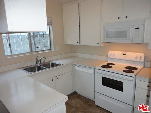 5th image of 852 W Beach Ave Unit 11