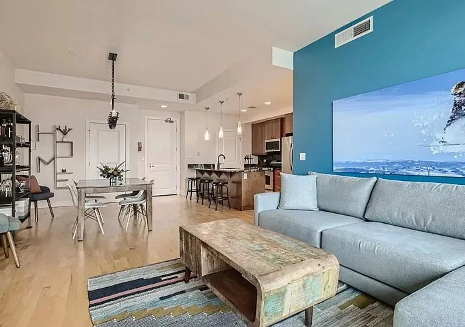 Luxury One Lincoln Park Condo with Stunning City & Mountain Views! Available Now! — Photo 3