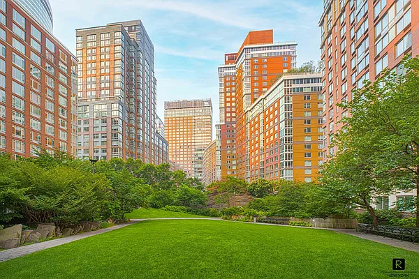 Sold by R New York | media 19