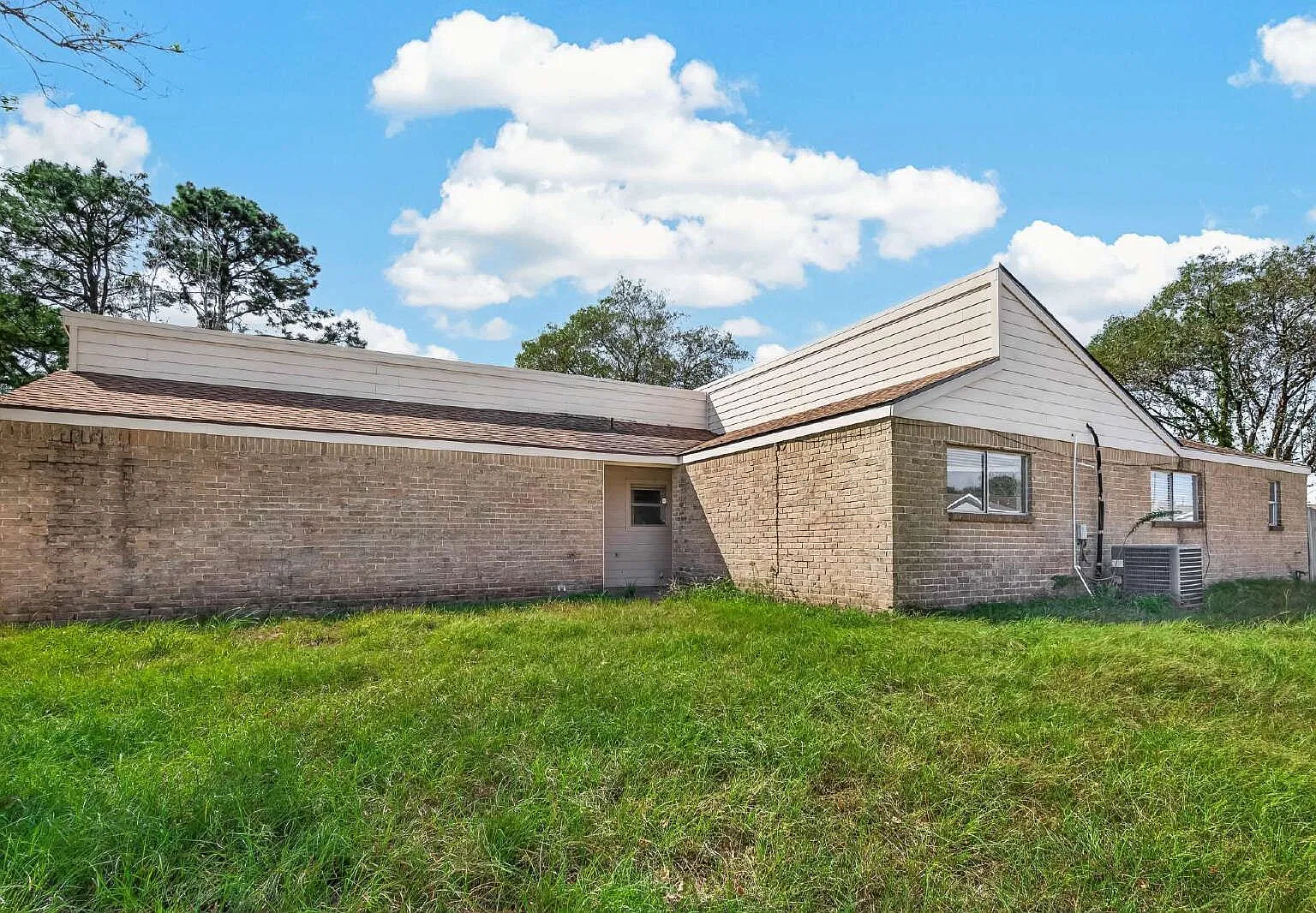 3 bed, 2.0 bath, 1544 sqft, $1,700 — Photo 3