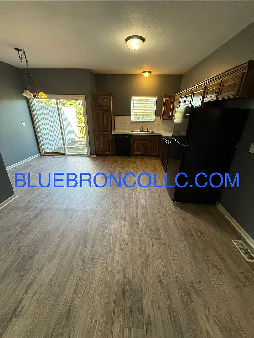 Spectacular unit with plenty of space and updated features throughout. — Photo 4