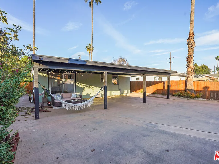 14828 Saticoy St — Photo 22