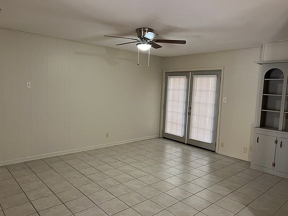 2nd image of 1700 Lexington Cir