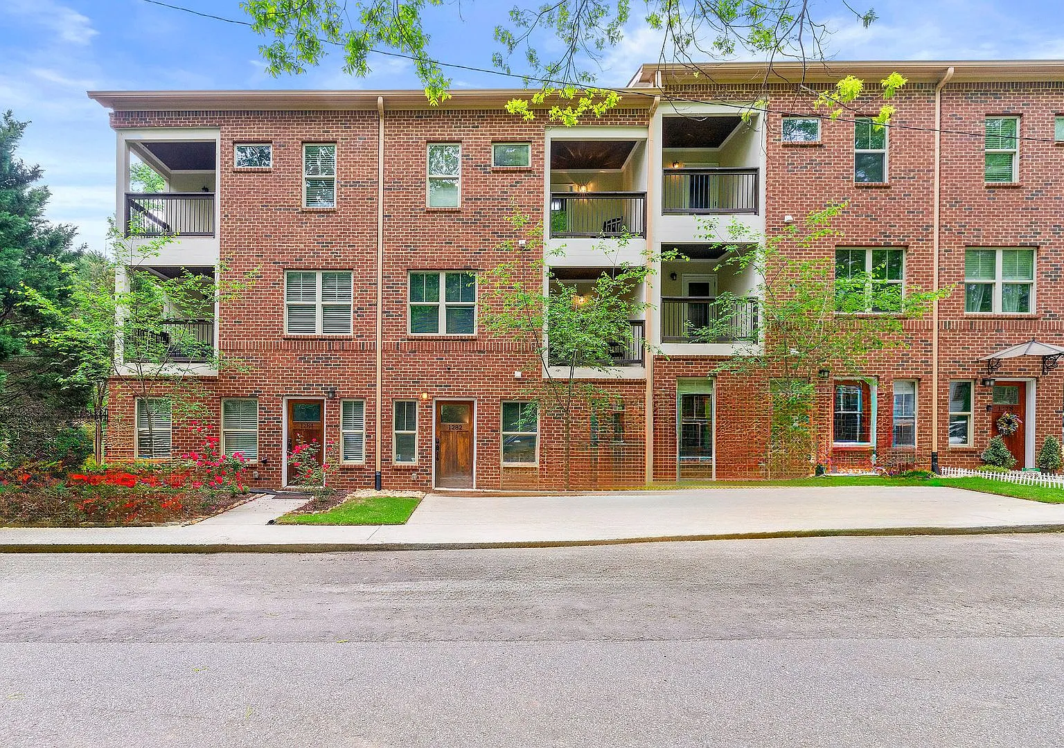 Corporate Luxury Rental 3 BR / 3.5 BA Townhouse in Edgewood (BeltLine Adjacent) — Photo 1