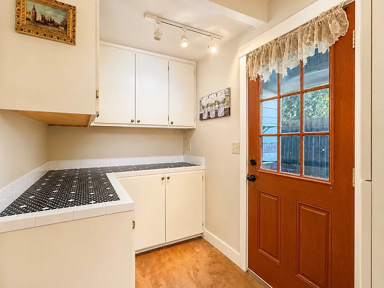 126 Center St — Photo 20