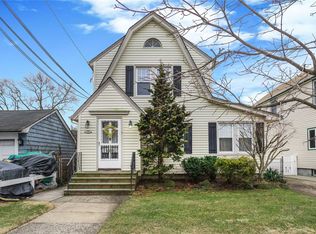 2981 Malcolm Ct, Oceanside, NY 11572