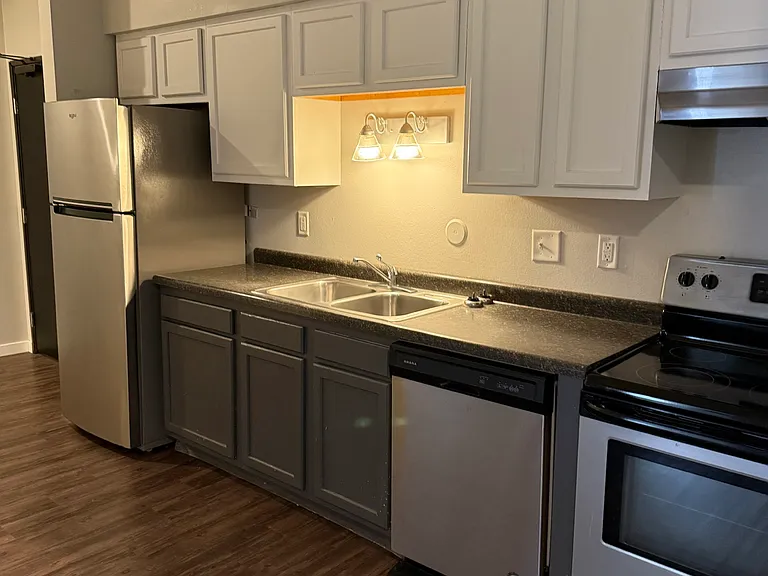 325 E College St #S — Photo 3