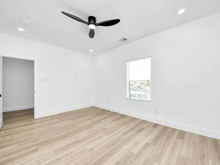 801 E 32nd 1/2 St #B — Photo 25