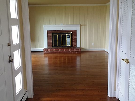 living room w/ fireplace
