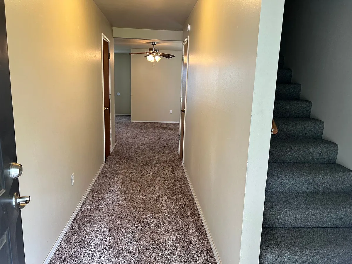 Building Photo - 609 Rolling Hills Dr