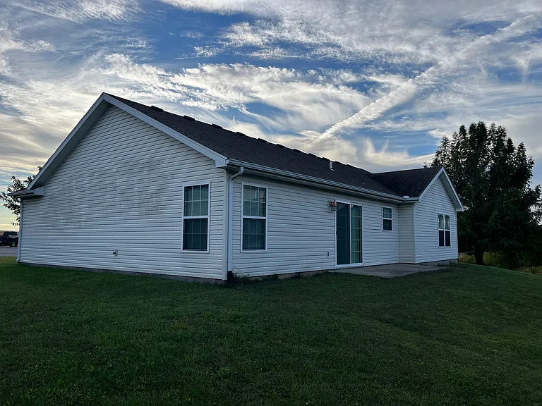 1302 Cloverleaf Ct — Photo 3