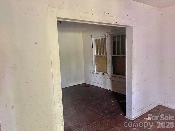 5th image of 709 Douglas St