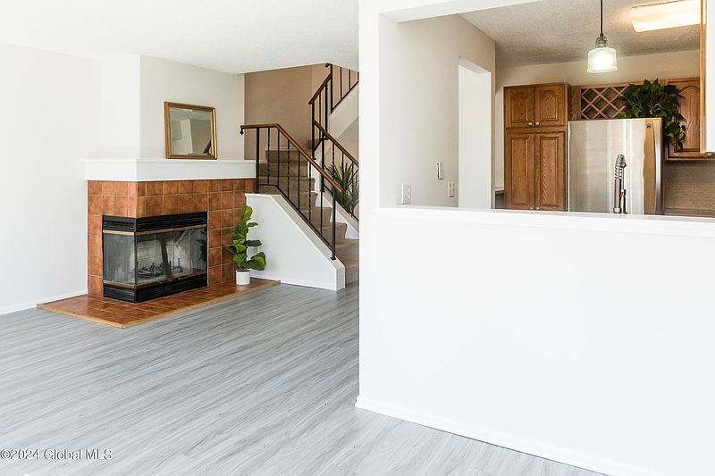 5th image of 7 Schuyler Court