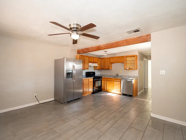 810 E Linden St — Photo 2