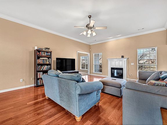 4th image of 2204 SW Chinquapin Ave