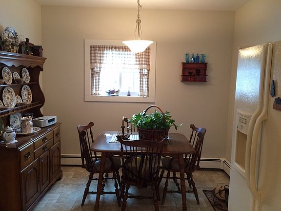 kitchen sitting area
