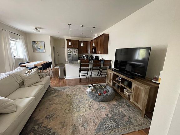 4th image of 121 W Kingsley St #102