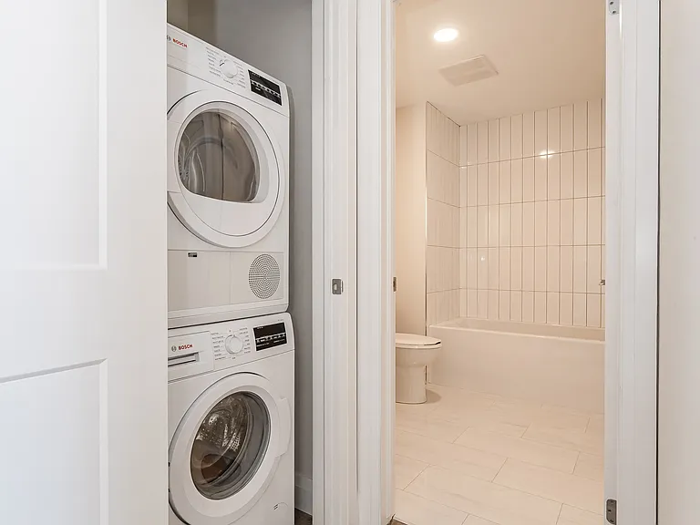460 Columbia St W — Photo 212