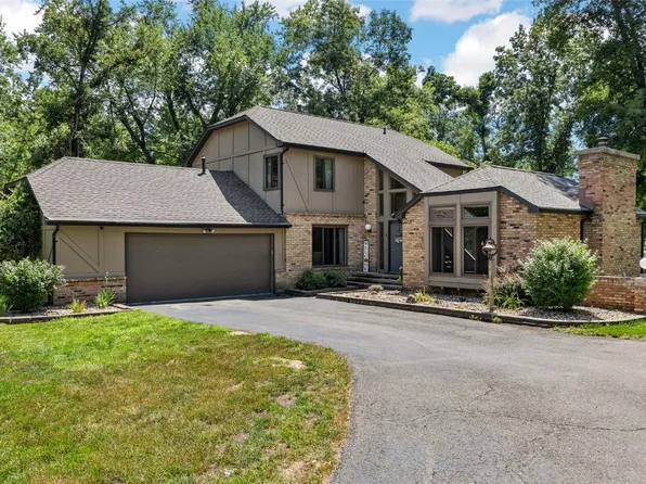 4131 Oak Valley Dr, Cedar Rapids, IA 52411