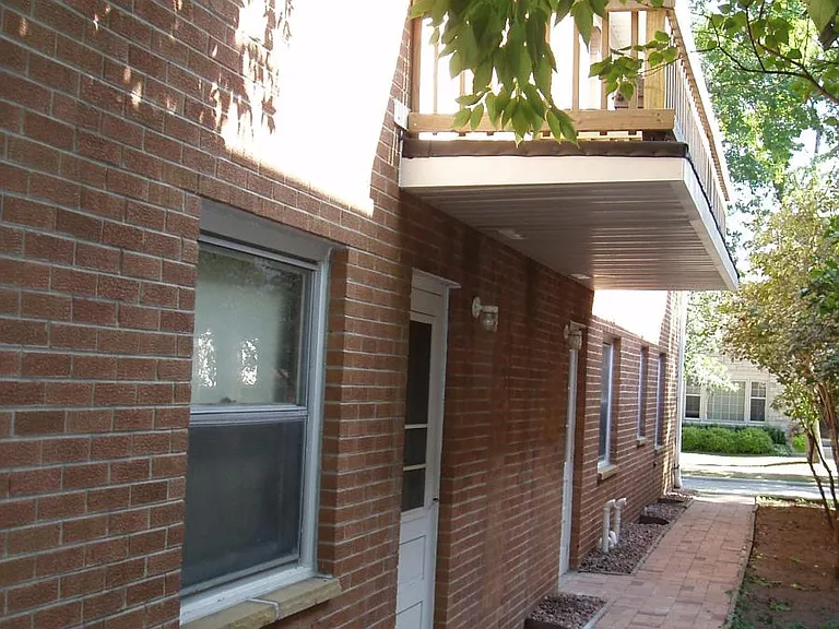 406 E Henry Clay St — Photo 16