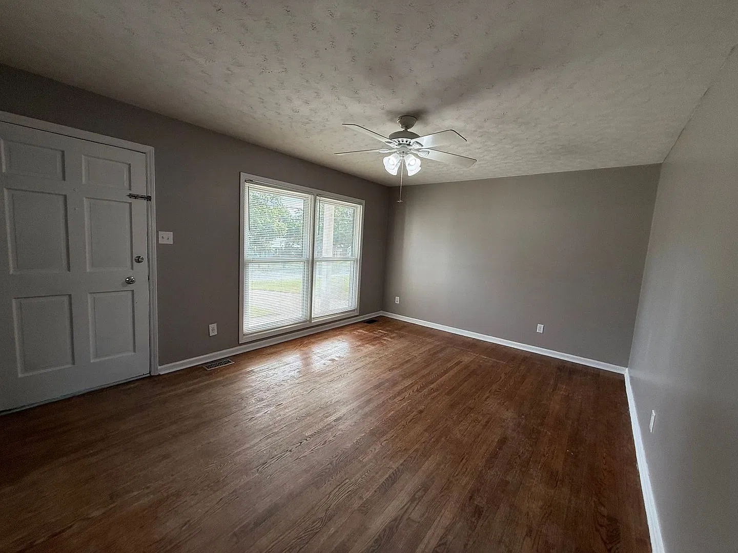 3 bedroom 2 Bath home. Fenced in yard. — Photo 2
