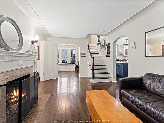 5th image of 2430 Gladstone Ave