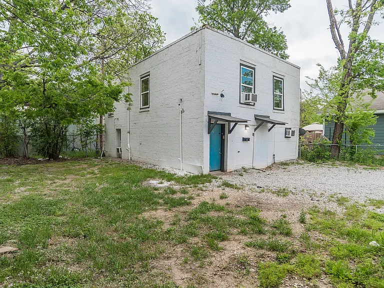 2735 Stuart Dr — Photo 5