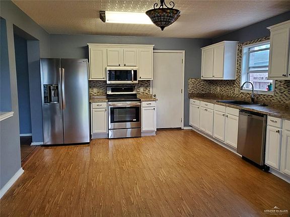 3rd image of 907 Briarwood Dr