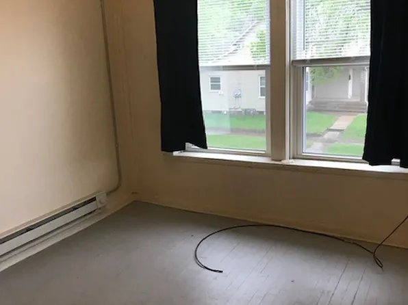 1302 6th St E, Menomonie, WI