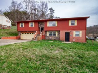 12 Oakmont Dr, Poca, WV 25159