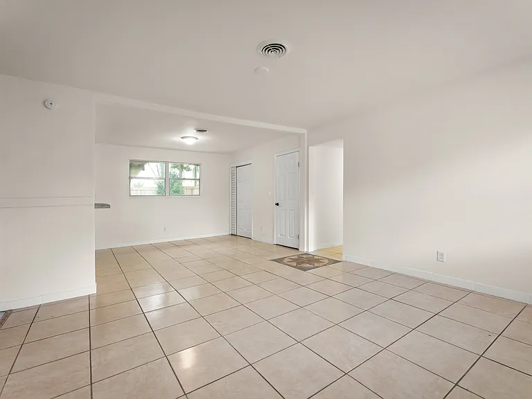 6750 Snow White Dr — Photo 2