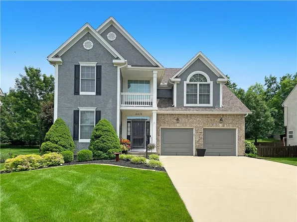 16019 S Locust St, Olathe, KS 66062