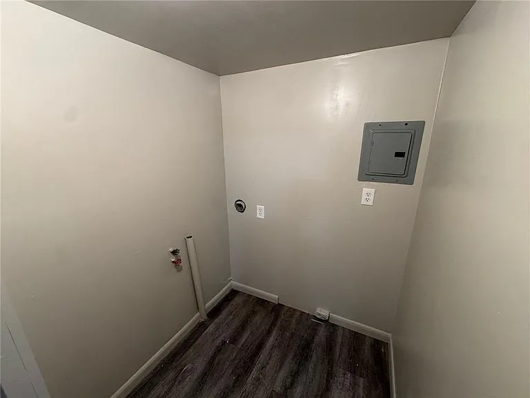 4734 Clarendon Dr — Photo 18