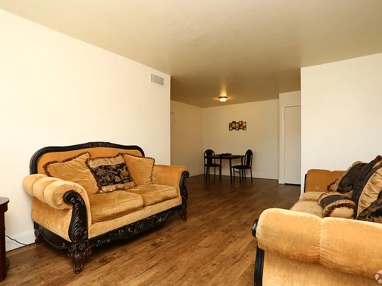 2724 Robinson Dr — Photo 2