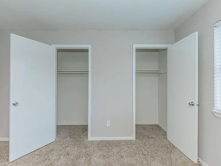 REGENCY PLACE APARTMENTS — Photo 25